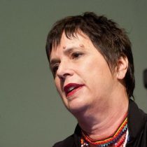 «Una noche fingí que estaba muerta y ahí acabó el abuso sexual»: Eve Ensler, autora de «Los monólogos de la vagina», revela el acoso de su padre cuando era niña
