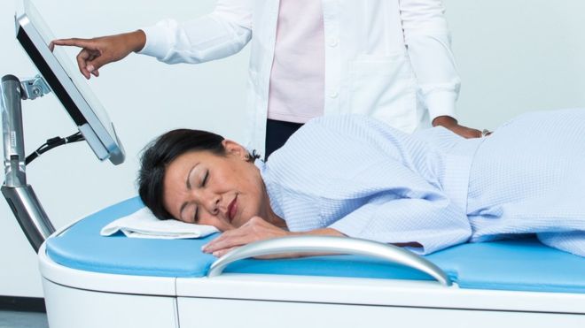 Cáncer de mama: la innovadora técnica bajo el agua que ayuda a detectarlo (y no es tan invasiva como la mamografía) Cáncer de mama: la innovadora técnica bajo el agua que ayuda a detectarlo (y no es tan invasiva como la mamografía)
