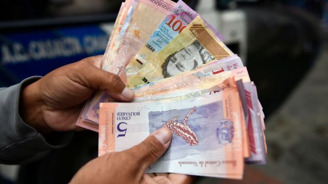 Hiperinflación en Venezuela: qué busca el gobierno con los nuevos billetes (y cuánto pueden tardar en perder valor) Hiperinflación en Venezuela: qué busca el gobierno con los nuevos billetes (y cuánto pueden tardar en perder valor)