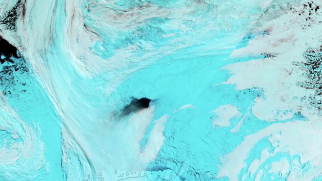 Resuelven el enigma de los enormes agujeros negros en el hielo de la Antártica Resuelven el enigma de los enormes agujeros negros en el hielo de la Antártica
