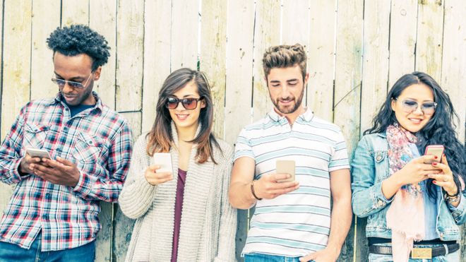 Cómo los celulares están cambiando nuestro cráneo (y la forma en que la vida moderna está afectando nuestro esqueleto) Cómo los celulares están cambiando nuestro cráneo (y la forma en que la vida moderna está afectando nuestro esqueleto)