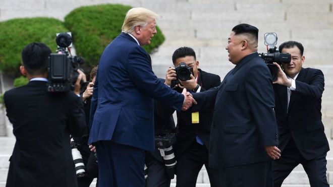 El histórico encuentro entre Donald Trump y Kim Jong-un en la zona desmilitarizada que separa a las dos Coreas El histórico encuentro entre Donald Trump y Kim Jong-un en la zona desmilitarizada que separa a las dos Coreas