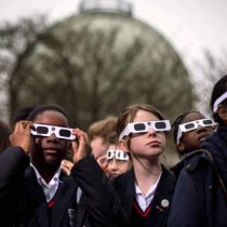 Oftalmólogo alerta que incluso utilizando anteojos especiales, niños y adolescentes corren riesgo al mirar eclipse