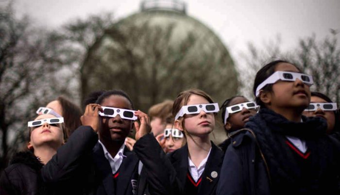 Oftalmólogo alerta que incluso utilizando anteojos especiales, niños y adolescentes corren riesgo al mirar eclipse