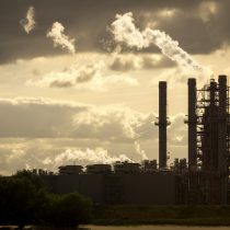 Activistas ambientales exigen a aseguradoras dejar de respaldar proyectos basados en carbón