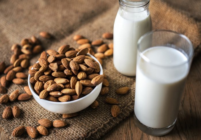 Leche vs. bebidas de origen vegetal: las diferencias nutricionales entre ambas Leche vs. bebidas de origen vegetal: las diferencias nutricionales entre ambas