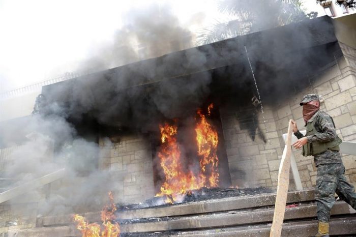 Incendio en la embajada de Estados Unidos y saqueos marcan protestas en Honduras Incendio en la embajada de Estados Unidos y saqueos marcan protestas en Honduras