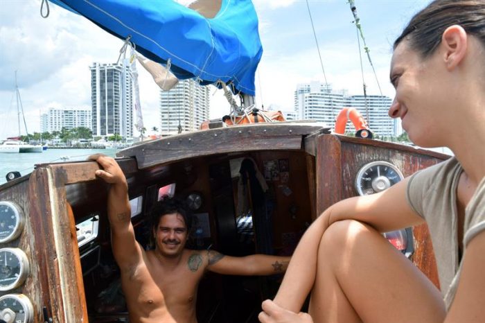 La pareja que cruzó el Atlántico a vela con pasajeros que hacían «barco stop» La pareja que cruzó el Atlántico a vela con pasajeros que hacían