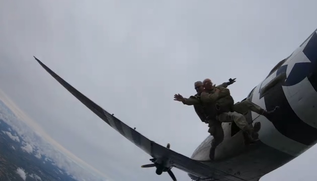 Veterano de guerra realizó el mismo salto en paracaídas luego de 75 años Veterano de guerra realizó el mismo salto en paracaídas luego de 75 años
