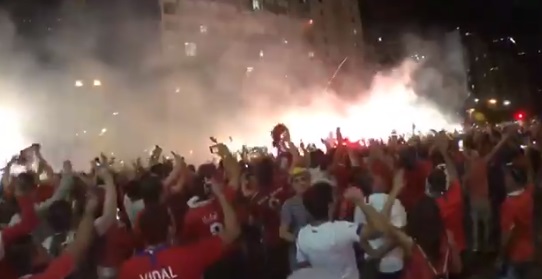 Pirotécnica arenga de hinchas de la selección chilena termina con disuasión policial en Río de Janeiro Pirotécnica arenga de hinchas de la selección chilena termina con disuasión policial en Río de Janeiro