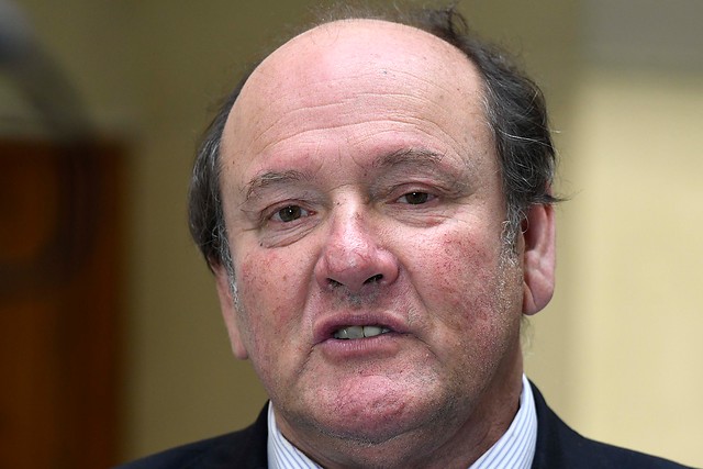 “Déjese de cacarear”: la polémica frase del diputado Barros (UDI) a Loreto Carvajal en la comisión de Agricultura “Déjese de cacarear”: la polémica frase del diputado Barros (UDI) a Loreto Carvajal en la comisión de Agricultura