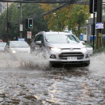 Ojo para los peatones: la desconocida ley que puede multar a los conductores que mojen a la gente en los días de lluvia