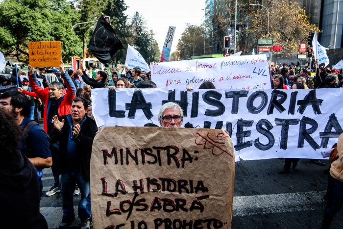 Profesores cortan la Alameda en el comienzo del paro nacional indefinido Profesores cortan la Alameda en el comienzo del paro nacional indefinido