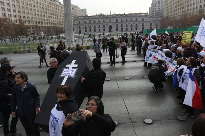 Segunda jornada de paralización: profesores marcharon hasta el Mineduc para entregar carta a ministra Cubillos Segunda jornada de paralización: profesores marcharon hasta el Mineduc para entregar carta a ministra Cubillos