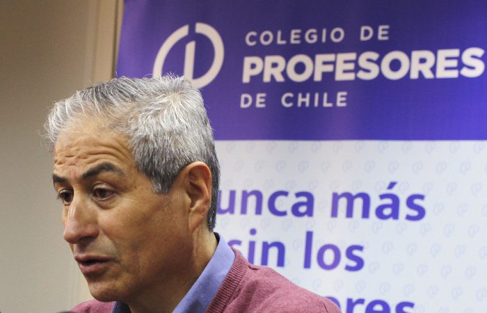 Profesores valoran diálogo con el Gobierno pero seguirán movilizados si el viernes no reciben respuesta Profesores valoran diálogo con el Gobierno pero seguirán movilizados si el viernes no reciben respuesta