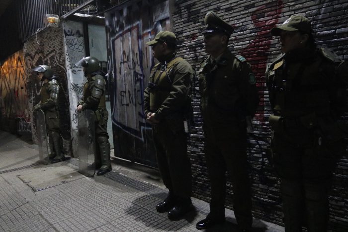 Carabineros ingresó al Instituto Nacional para concretar desalojo pero ya no había alumnos Carabineros ingresó al Instituto Nacional para concretar desalojo pero ya no había alumnos