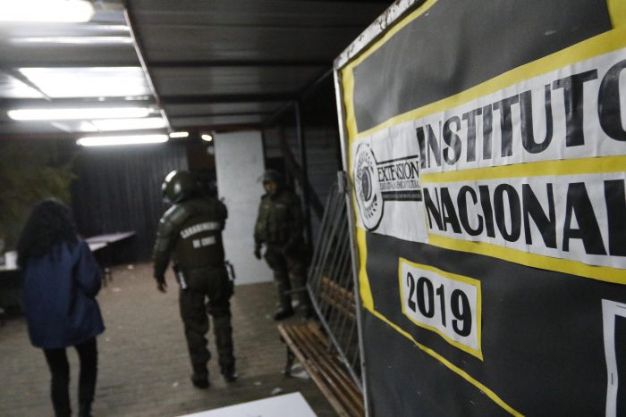 Duró horas: Carabineros desaloja en tiempo récord el Instituto Nacional