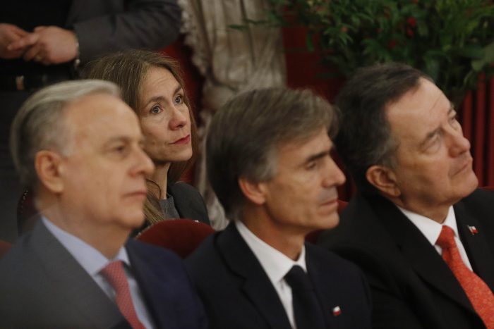 Llegó la hora de decir adiós: Ampuero y Santelices usan Twitter para despedirse de sus ministerios Llegó la hora de decir adiós: Ampuero y Santelices usan Twitter para despedirse de sus ministerios