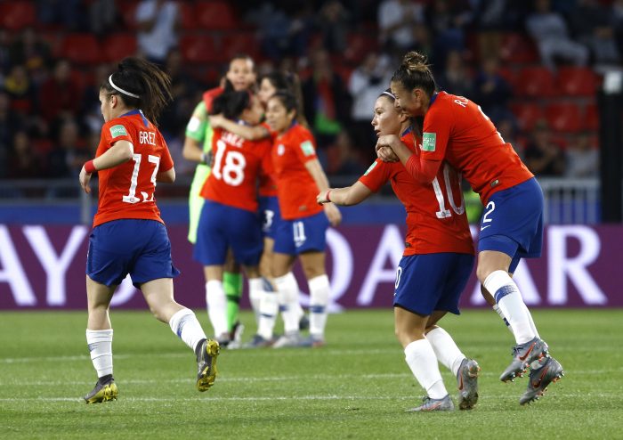 A uno: Chile hace historia ganando su primer partido en un Mundial pero no le alcanza para clasificar A uno: Chile hace historia ganando su primer partido en un Mundial pero no le alcanza para clasificar