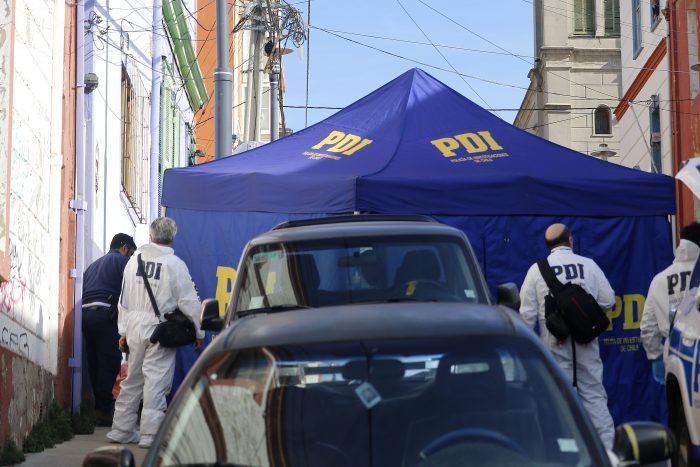 Detienen a dos sujetos implicados en asesinato de turista canadiense en Valparaíso Detienen a dos sujetos implicados en asesinato de turista canadiense en Valparaíso
