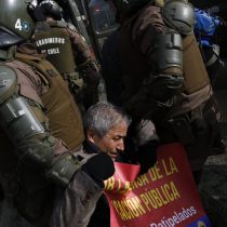 Registro capta el momento preciso en que es detenido el presidente del Colegio de Profesores, Mario Aguilar