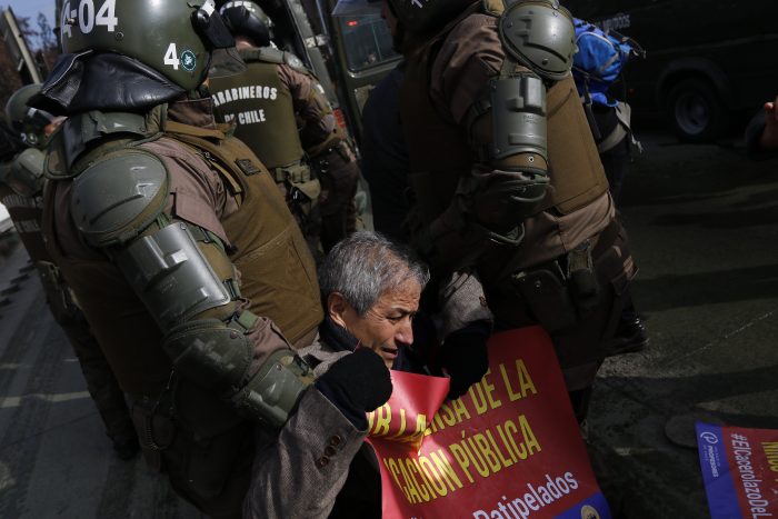 Registro capta el momento preciso en que es detenido el presidente del Colegio de Profesores, Mario Aguilar Registro capta el momento preciso en que es detenido el presidente del Colegio de Profesores, Mario Aguilar