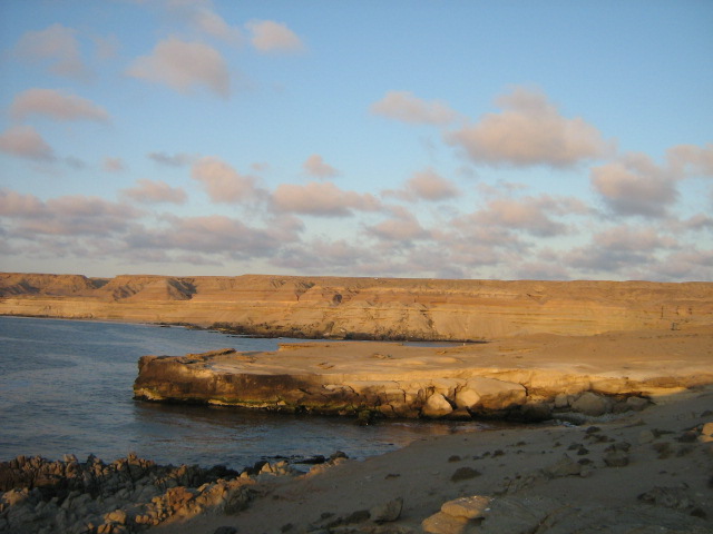La guía geológica que enseña el recorrido geoturístico de Isla Grande de Atacama La guía geológica que enseña el recorrido geoturístico de Isla Grande de Atacama
