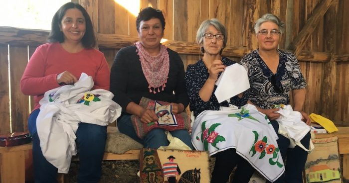 Documental “Bordadoras del Baker”: un viaje al universo femenino de la Patagonia Documental “Bordadoras del Baker”: un viaje al universo femenino de la Patagonia