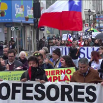 Los profesores de Chile han salido a las calles para enseñar a los “porros” de la élite