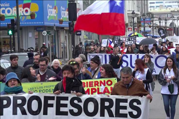 Los profesores de Chile han salido a las calles para enseñar a los “porros” de la élite Los profesores de Chile han salido a las calles para enseñar a los “porros” de la élite