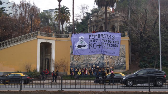 Coordinadora 8M despliega lienzo en apoyo al paro docente Coordinadora 8M despliega lienzo en apoyo al paro docente