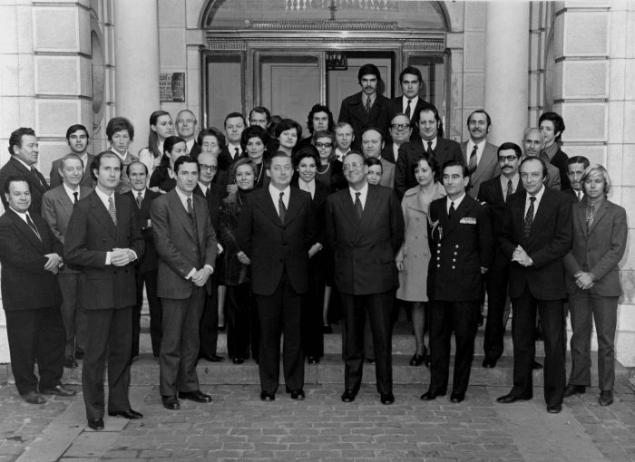 «La embajada» de Carmen Castillo: el filme que busca cristalizar en un momento el encuentro entre el “antaño” y el “ahora” «La embajada» de Carmen Castillo: el filme que busca cristalizar en un momento el encuentro entre el “antaño” y el “ahora”