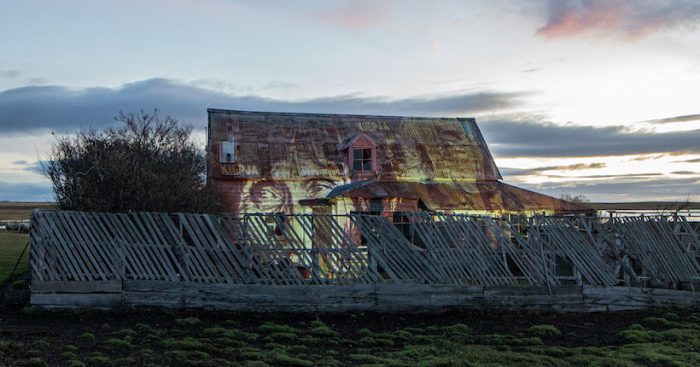 En memoria del pueblo Selknam: intervención lumínica proyecta rostro de Lola Kiepk en la primera estancia de Tierra del Fuego En memoria del pueblo Selknam: intervención lumínica proyecta rostro de Lola Kiepk en la primera estancia de Tierra del Fuego