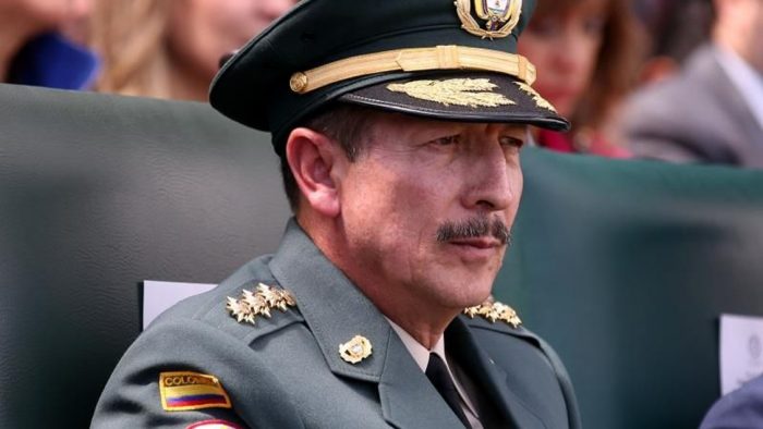 Jefe de Ejército colombiano dirigió una brigada acusada de matar civiles haciéndolos pasar como guerrilleros de las FARC Jefe de Ejército colombiano dirigió una brigada acusada de matar civiles haciéndolos pasar como guerrilleros de las FARC