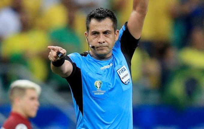 El árbitro chileno Julio Bascuñán fue ampliamente felicitado por su labor en el Brasil-Venezuela y sus tres goles anulados El árbitro chileno Julio Bascuñán fue ampliamente felicitado por su labor en el Brasil-Venezuela y sus tres goles anulados