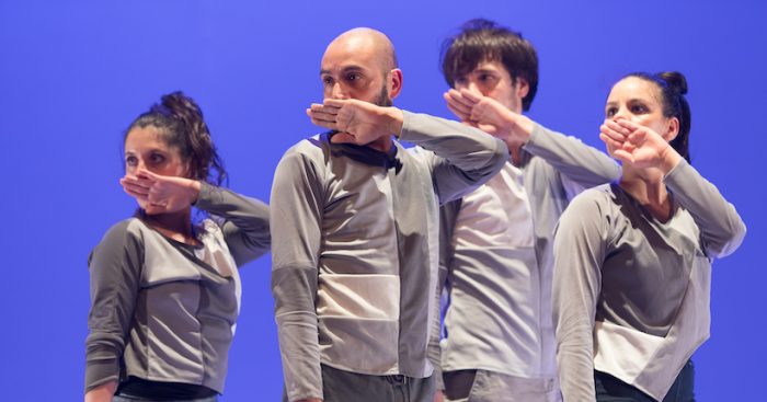 Obra de danza “…Y escaparon del peso de la oscuridad” del coreógrafo danés Thomas Bentin en Teatro Biobío, Concepción Obra de danza “…Y escaparon del peso de la oscuridad” del coreógrafo danés Thomas Bentin en Teatro Biobío, Concepción