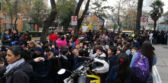 Evacuan dos colegios en Providencia debido a fuerte olor por impermeabilización de piscina Evacuan dos colegios en Providencia debido a fuerte olor por impermeabilización de piscina