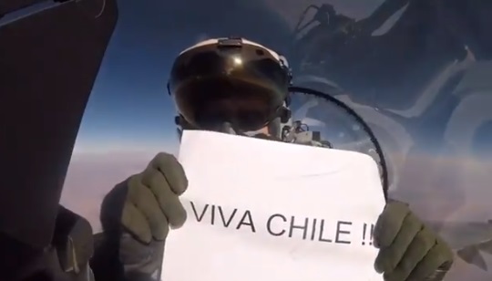 Piloto de la Fach envía apoyo a la selección chilena desde 40 mil pies de altura Piloto de la Fach envía apoyo a la selección chilena desde 40 mil pies de altura