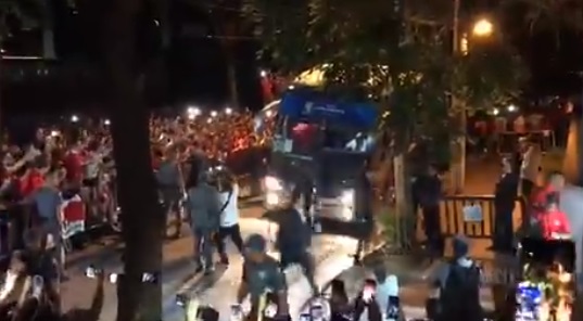 Hinchas chilenos protagonizaron espectacular arenga en Sao Paulo previo al partido de la Roja contra Japón Hinchas chilenos protagonizaron espectacular arenga en Sao Paulo previo al partido de la Roja contra Japón