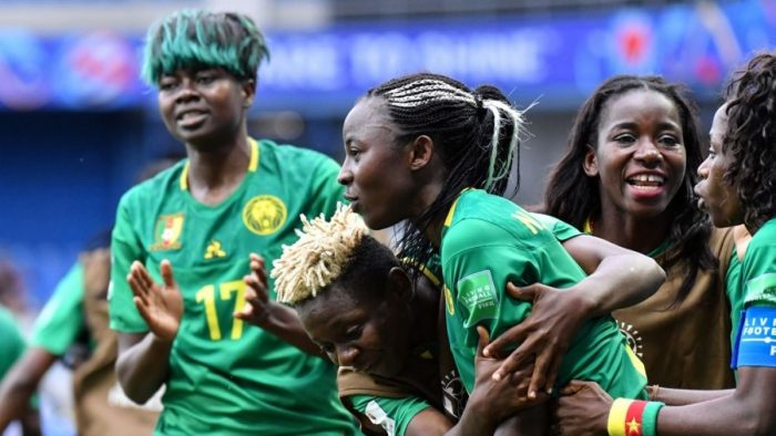 Cuesta arriba para Chile: Camerún gana en el último minuto y obliga a la Roja a golear a Tailandia Cuesta arriba para Chile: Camerún gana en el último minuto y obliga a la Roja a golear a Tailandia