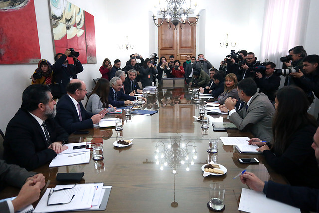 La Moneda se pone el parche antes de la herida y atribuye críticas económicas a quienes “quieren que al país le vaya mal” La Moneda se pone el parche antes de la herida y atribuye críticas económicas a quienes “quieren que al país le vaya mal”
