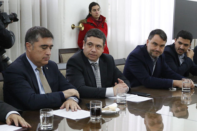 Desbordes ningunea la molestia UDI con el ajuste ministerial y enciende la furia gremialista Desbordes ningunea la molestia UDI con el ajuste ministerial y enciende la furia gremialista