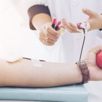 Ministro Enrique Paris realizó llamado a donar sangre: habrá permiso especial