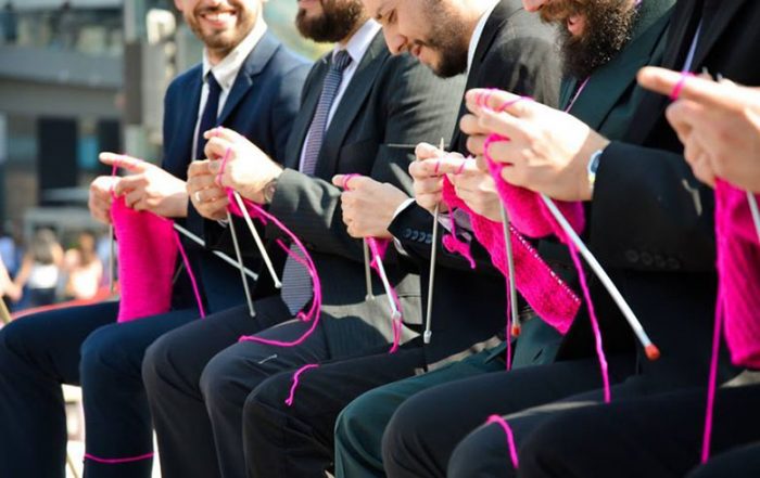Hombres Tejedores: el retrato de la “nueva masculinidad” que rompe con los estereotipos de género Hombres Tejedores: el retrato de la “nueva masculinidad” que rompe con los estereotipos de género