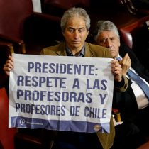 Presidente del Colegio de Profesores pide respeto a Piñera con un cartel en plena Cuenta Pública