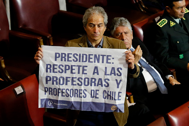 Presidente del Colegio de Profesores pide respeto a Piñera con un cartel en plena Cuenta Pública