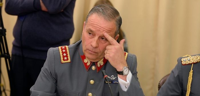 Ex jefe del Ejército Humberto Oviedo es procesado por malversación de caudales públicos por más de $4.500 millones y se queda con Fuente-Alba en prisión preventiva Ex jefe del Ejército Humberto Oviedo es procesado por malversación de caudales públicos por más de $4.500 millones y se queda con Fuente-Alba en prisión preventiva