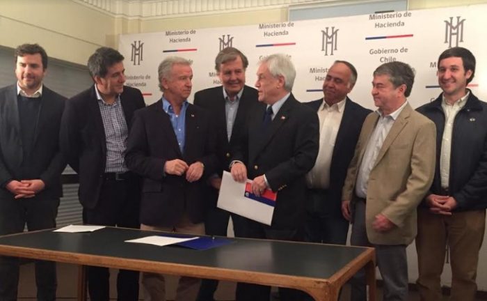 Diputados RN celebran acuerdo para destrabar reforma tributaria: “Esto va a activar el motor de la economía” Diputados RN celebran acuerdo para destrabar reforma tributaria: “Esto va a activar el motor de la economía”