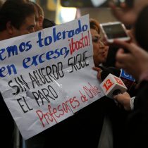 Gallito gobierno - profesores sigue escalando: docentes interrumpen actividad presidencial y Piñera los manda a clases