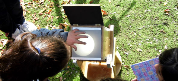 Talleres infantiles de preparación para el Eclipse en Corporación Cultural de las Condes Talleres infantiles de preparación para el Eclipse en Corporación Cultural de las Condes